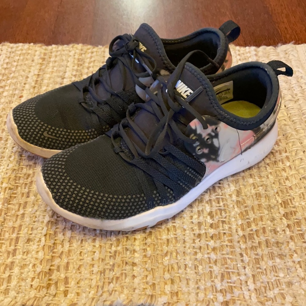Nike shoes - Picture 1 of 4